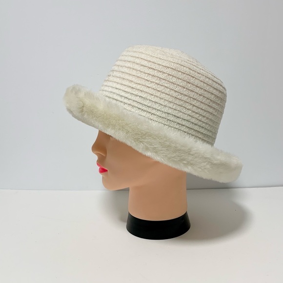 ❣️2/$45❣️ Straw Buckle Hat With Faux Fur - Picture 3 of 5